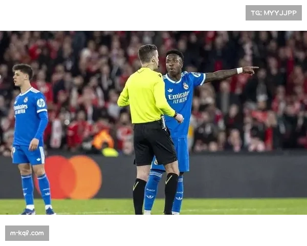 现场：马赛球迷高歌90分钟，用声浪支持球队的“激进逼抢”战术